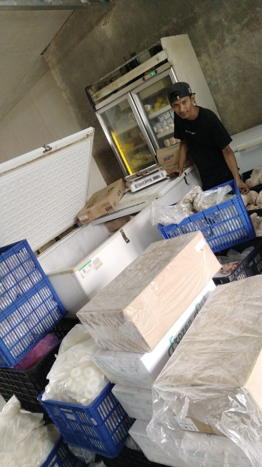 Tim SS Jakarta distributor ikan salem dalam proses pengiriman
